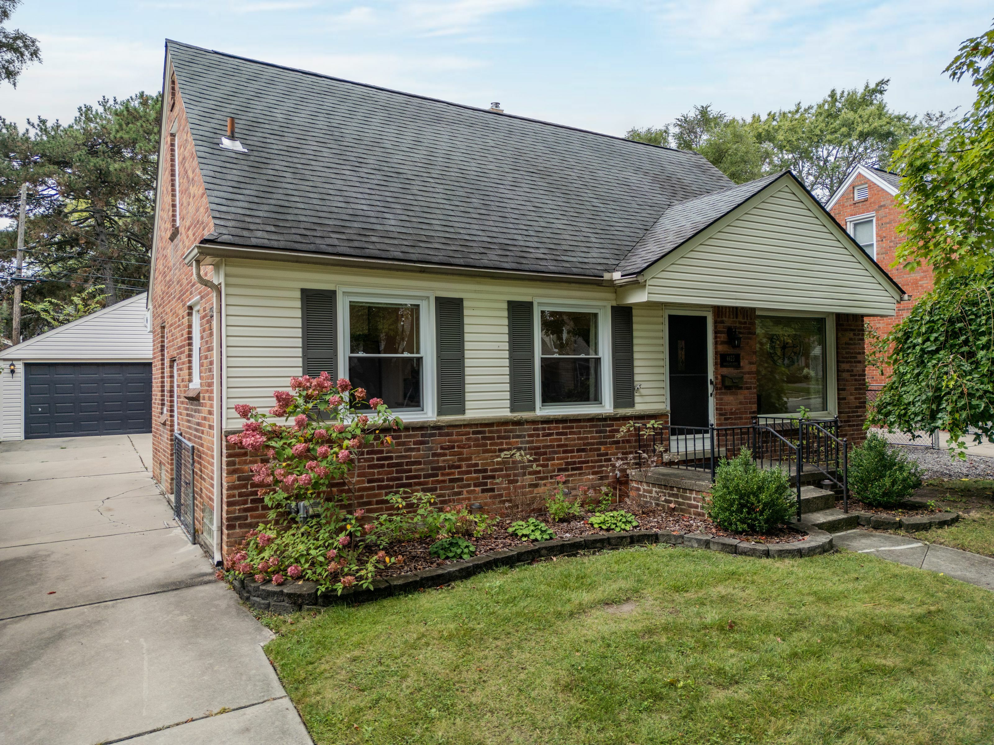 Property Photo:  4423 Groveland Avenue  MI 48073 