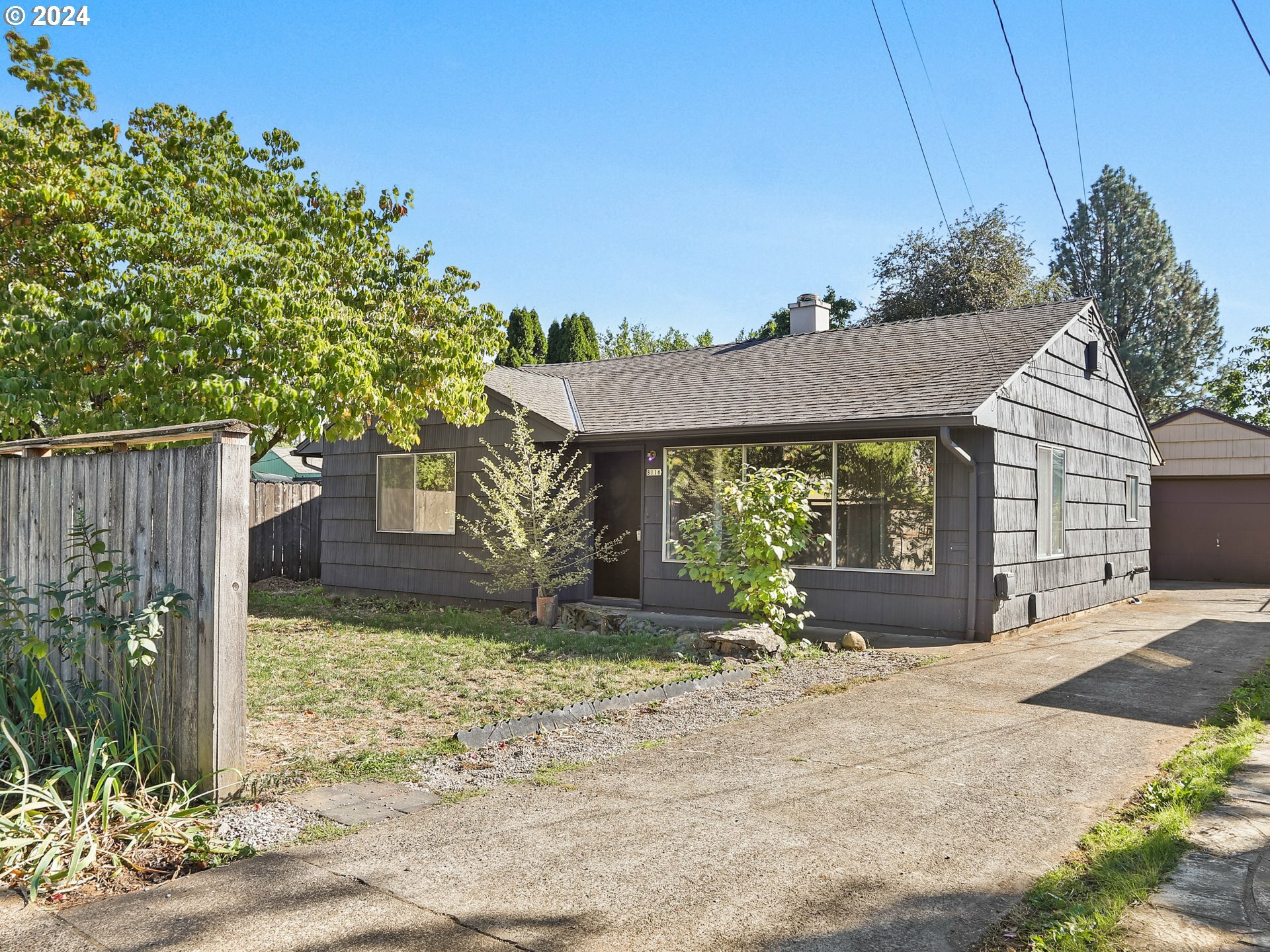 Property Photo:  8116 SE Reedway St  OR 97206 