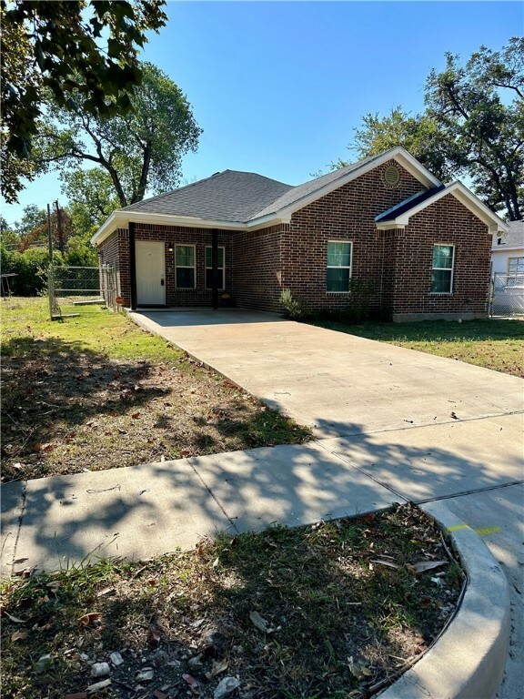 Property Photo:  1916 Maple Avenue  TX 76707 