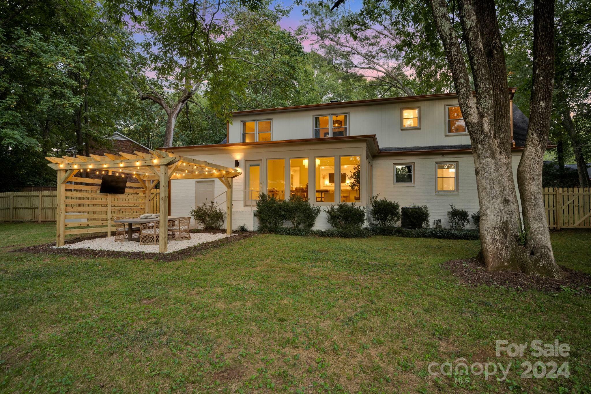 Property Photo:  5800 Beckett Court  NC 28211 