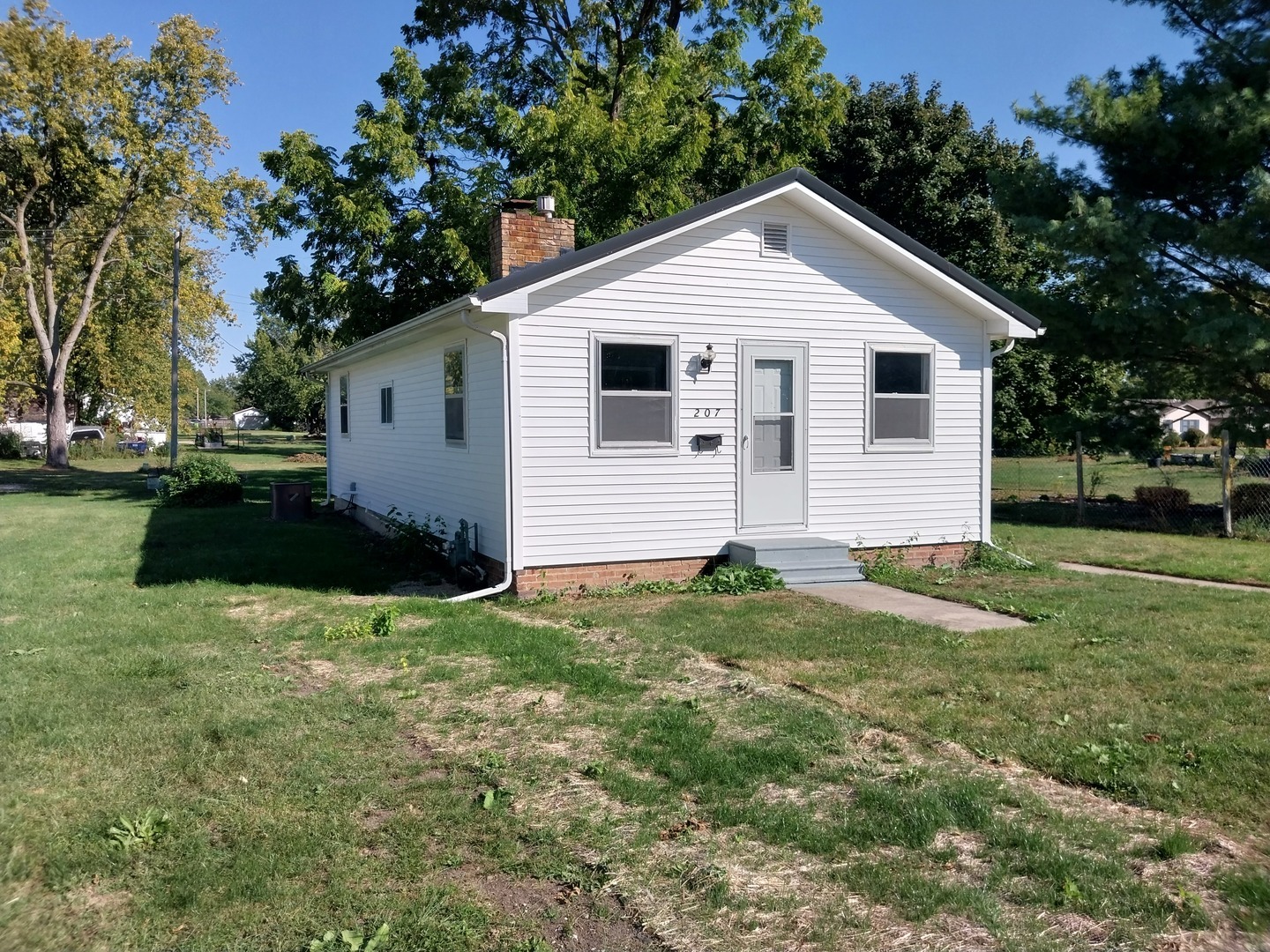 Property Photo:  207 W Green Street  IL 61752 