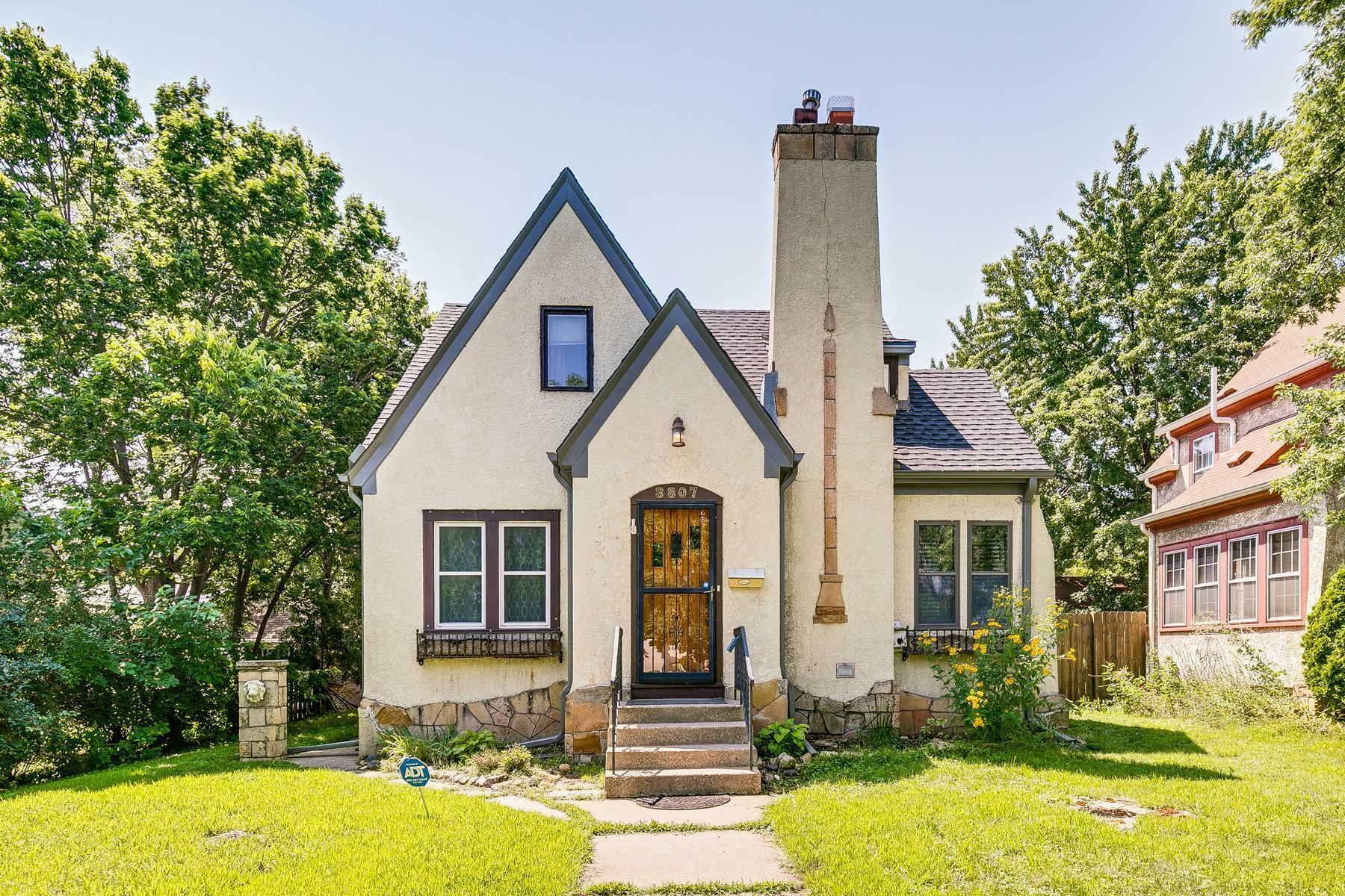 Property Photo:  3807 Hubbard Avenue N  MN 55422 