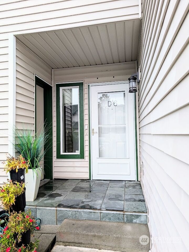 Property Photo: 15815 Admiralty Way D6 WA 98087