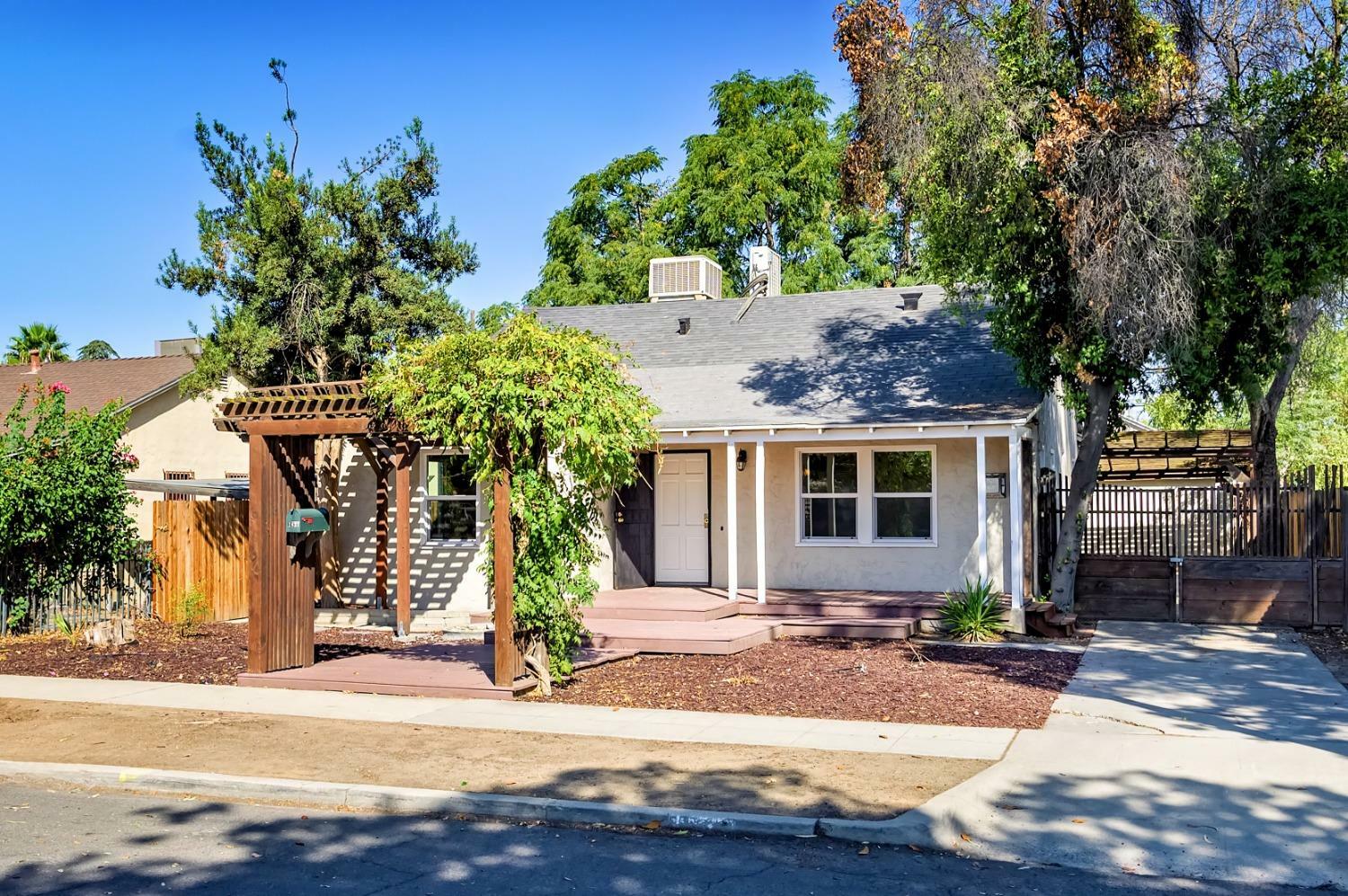 Property Photo:  1421 E Terrace Avenue  CA 93704 