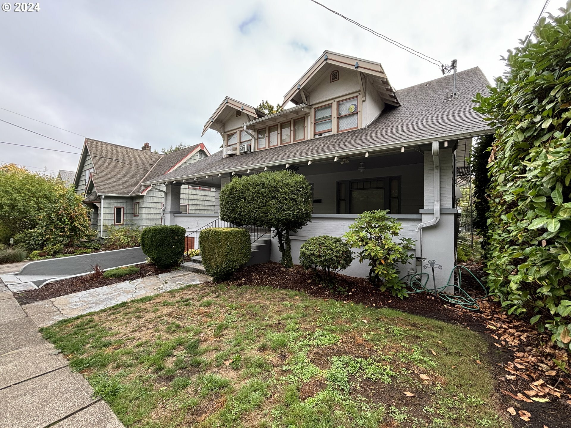 Property Photo:  646 SE 60th Ave  OR 97215 