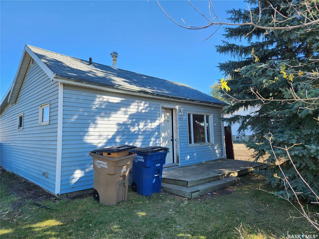 Property Photo:  811 97th Avenue  SK S0E 1T0 