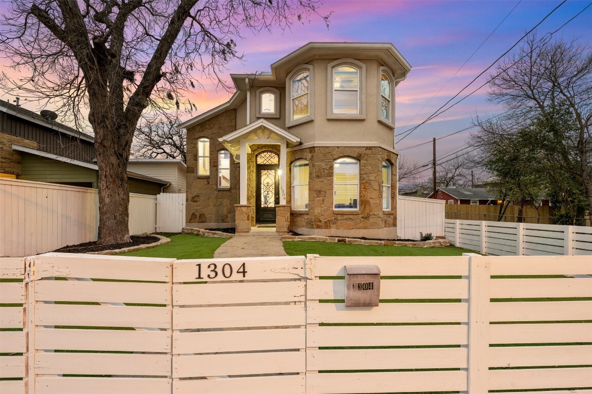 Property Photo:  1304 Leona Street  TX 78702 