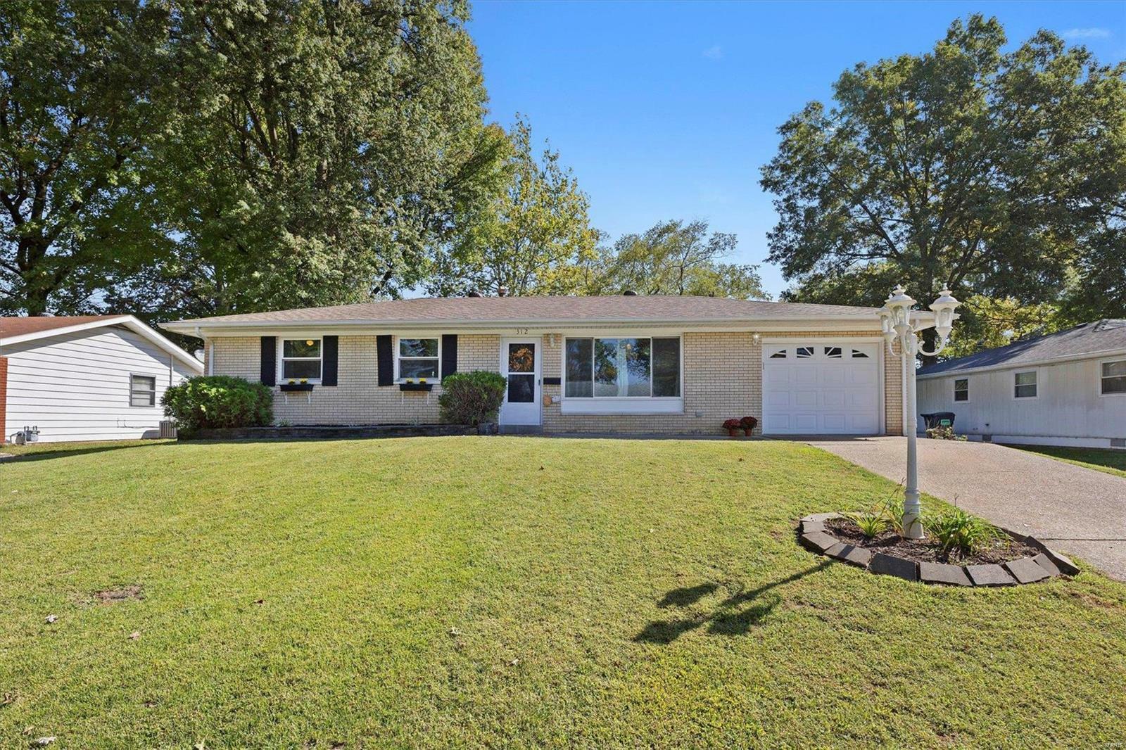 Property Photo:  312 Lincolnshire Boulevard  IL 62221 