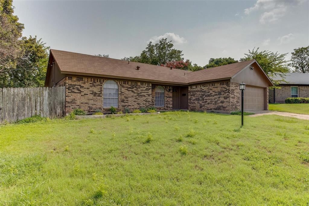 Property Photo: 1817 Lake Shore Court TX 76103