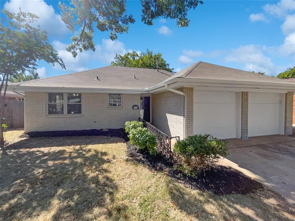 Property Photo:  907 Whispering Oak Road  OK 73127 