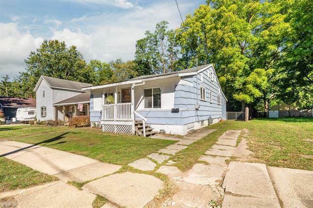 Property Photo:  921 Hickory Street  MI 49120 