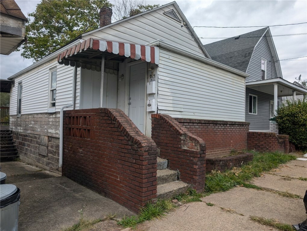 Property Photo:  215 Hayes  PA 15301 