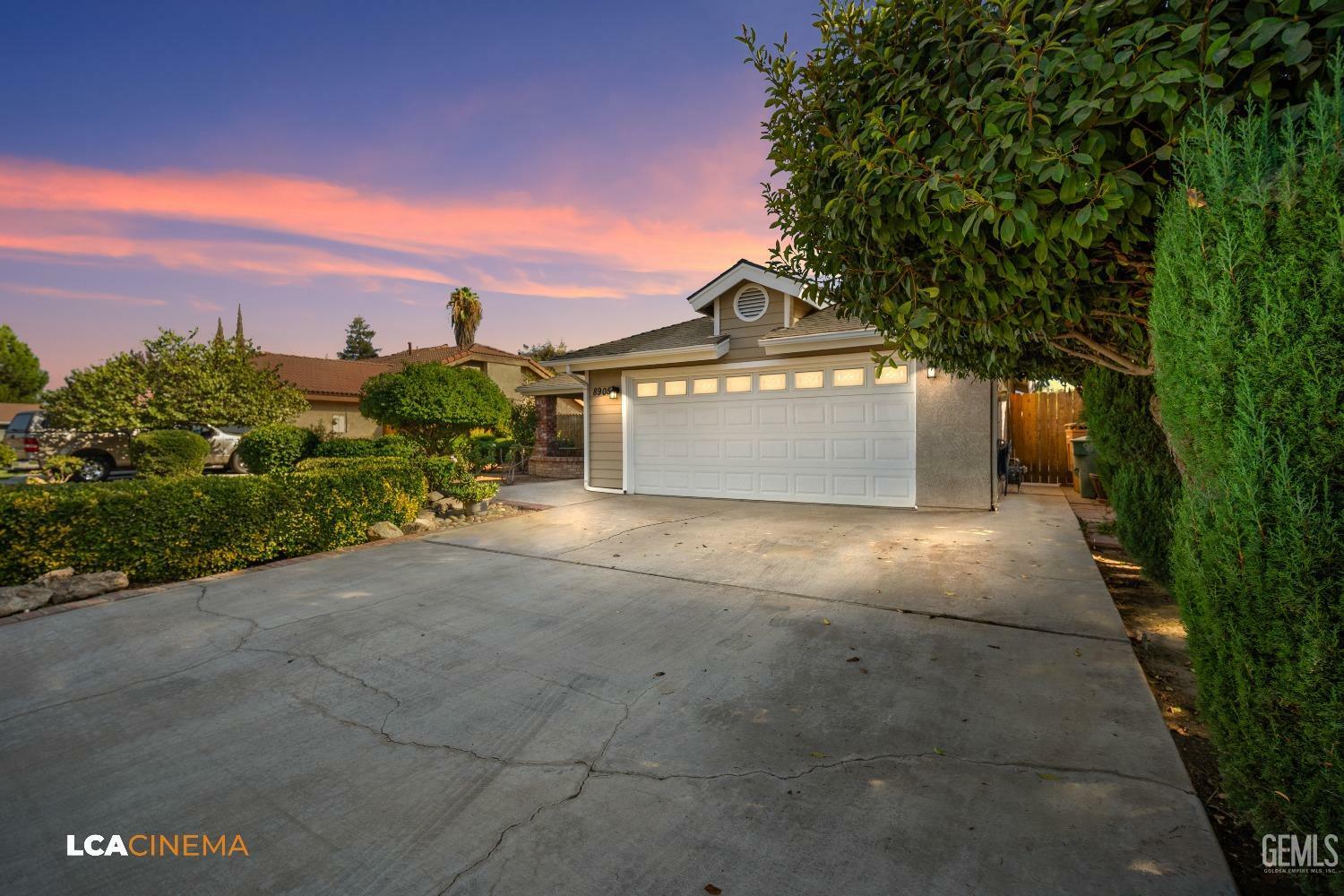 Property Photo:  8905 Crowningshield Drive  CA 93311 