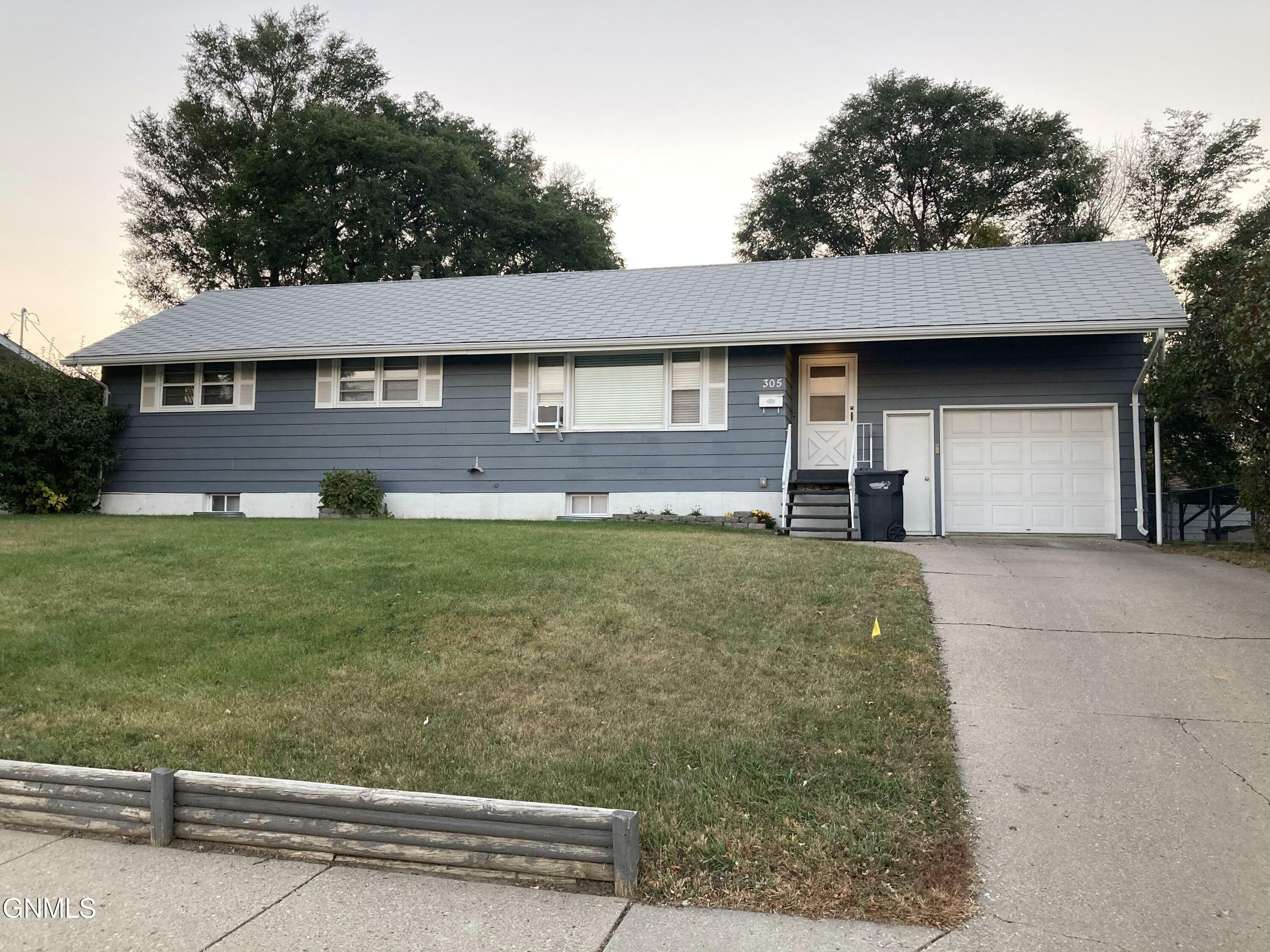 Property Photo:  305 11th Avenue NW  ND 58554 