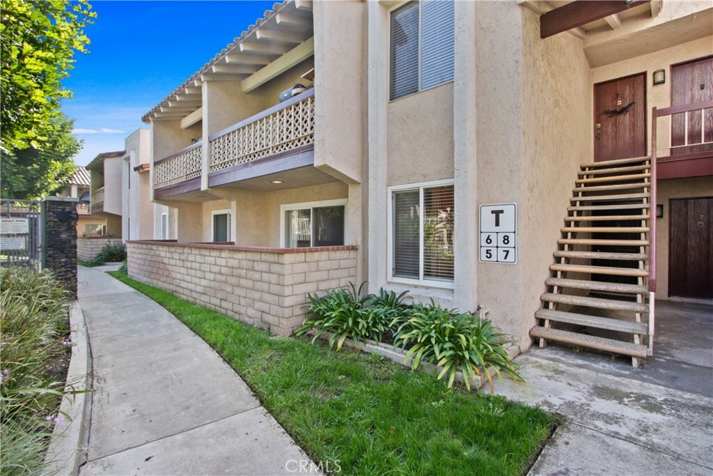 Property Photo:  700 W La Veta Avenue T5  CA 92868 