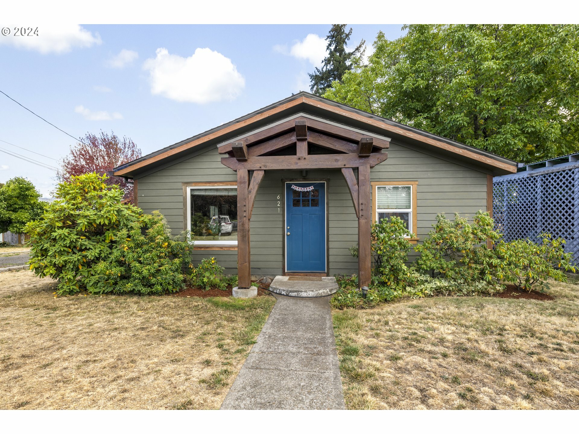 Property Photo:  621 NE Center St  WA 98672 