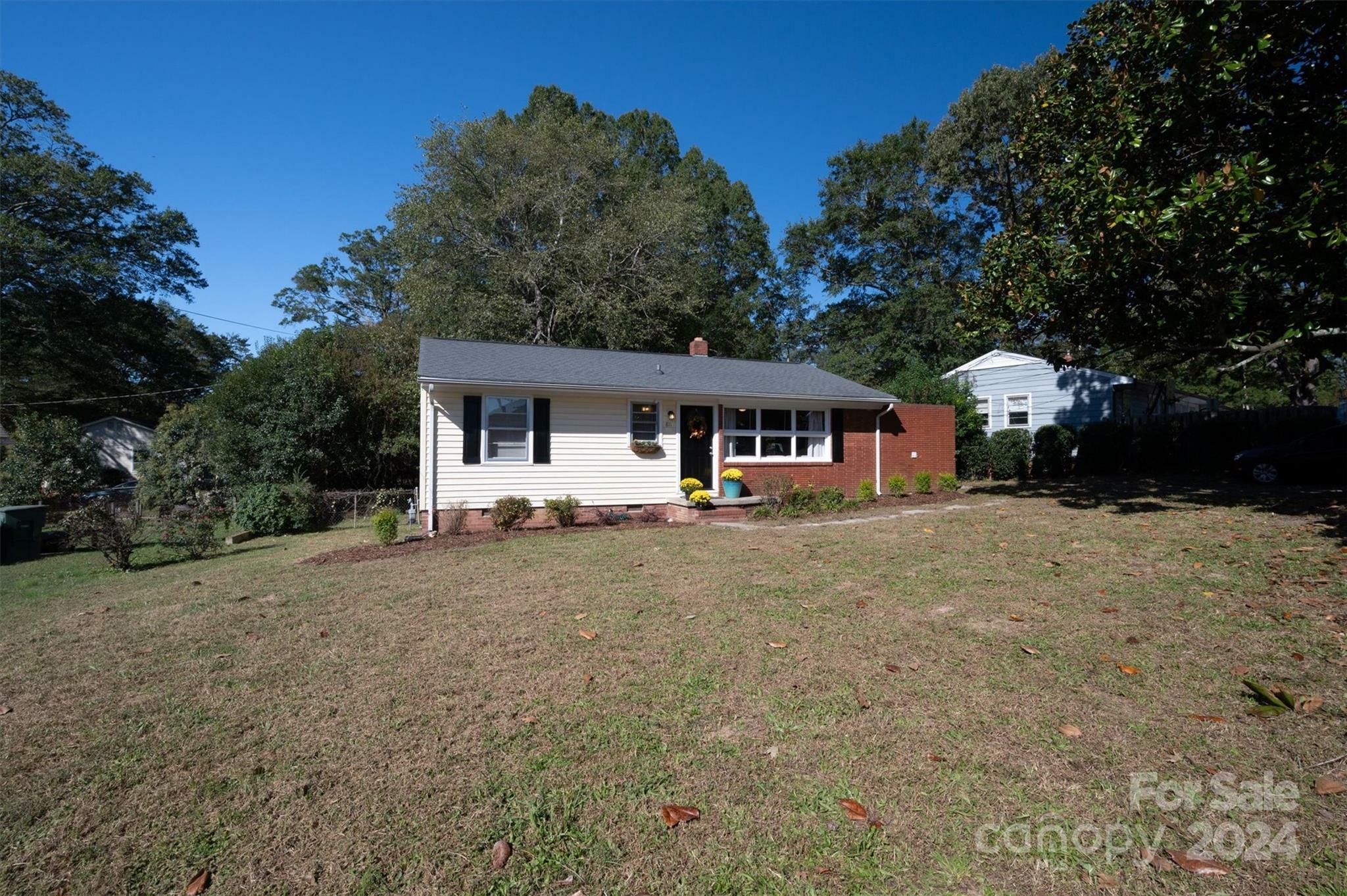 Property Photo:  811 Laurel Lane  NC 28054 