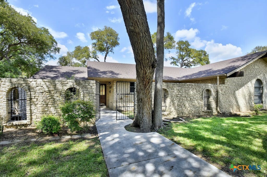 Property Photo:  162 Lone Oak Street  TX 78155 