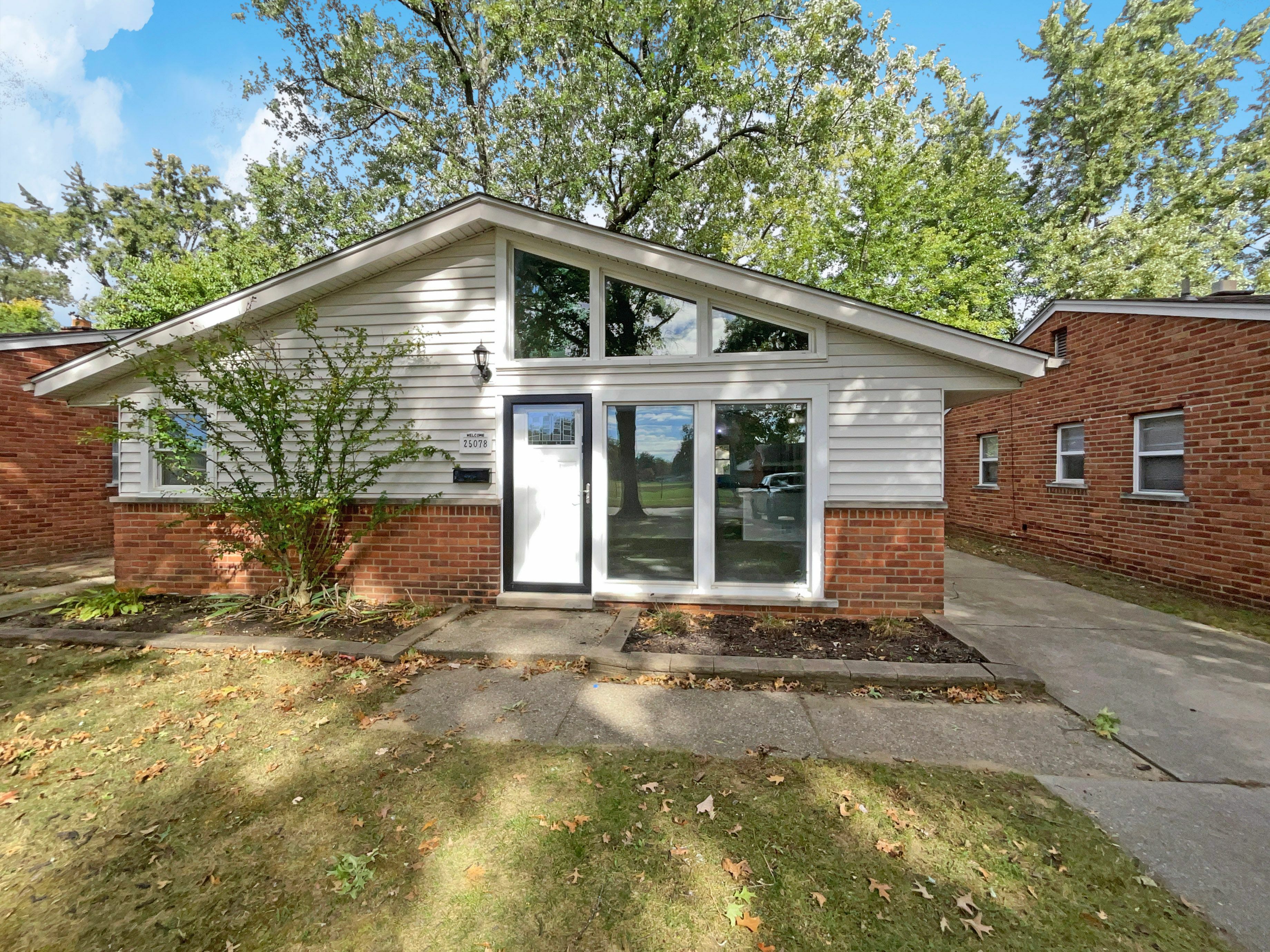 Property Photo:  25078 Annapolis Street  MI 48125 1859 