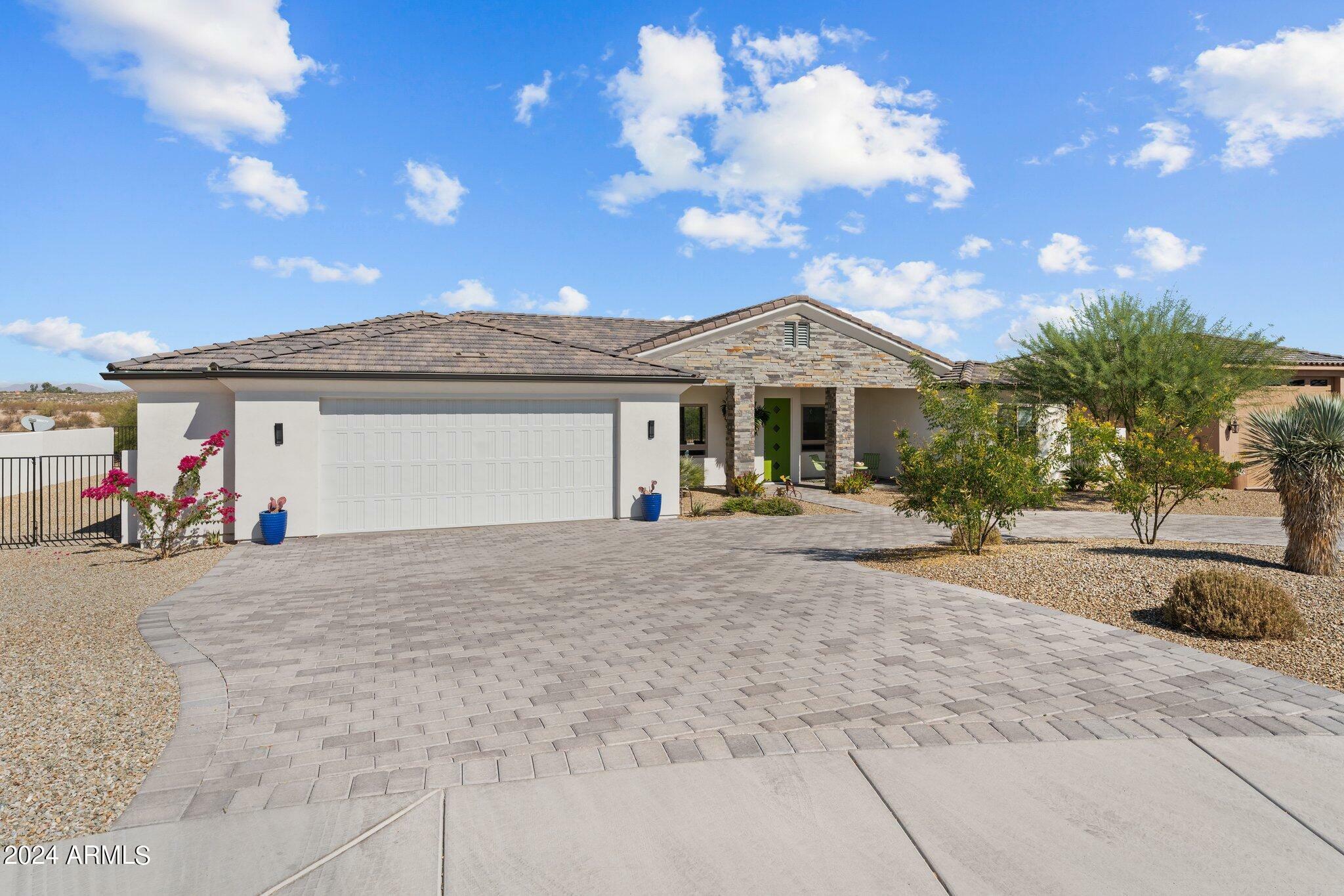 Property Photo:  960 W Hermosa Drive  AZ 85390 