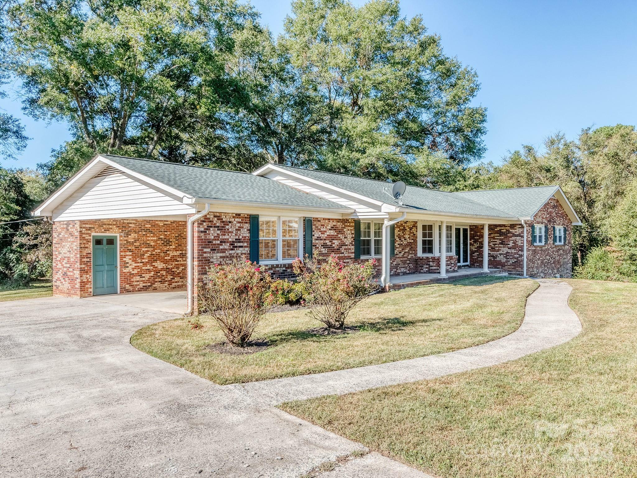 Property Photo:  409 W Lewis Street  NC 28034 