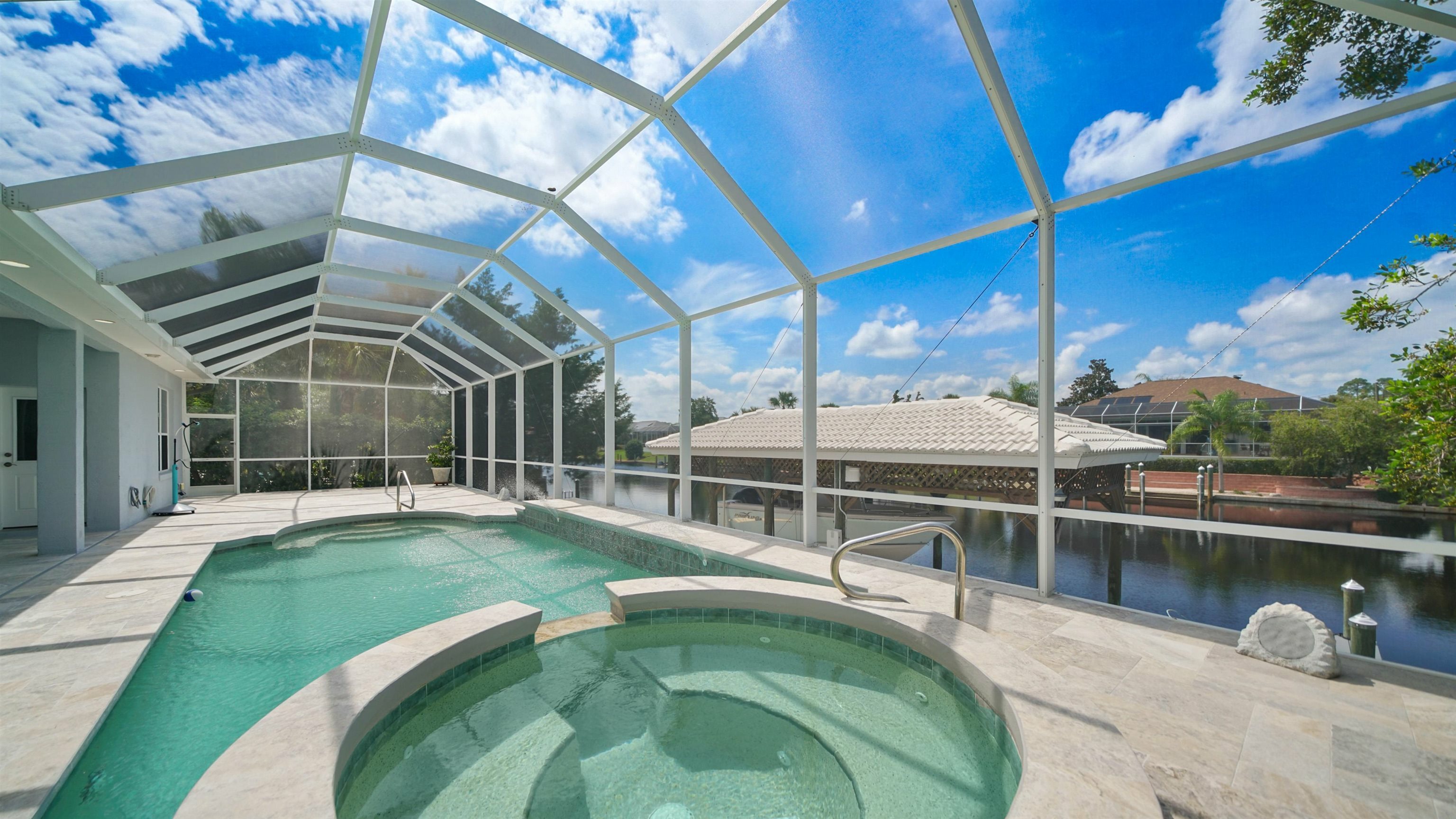 Property Photo: 101 Covington Ln FL 32137