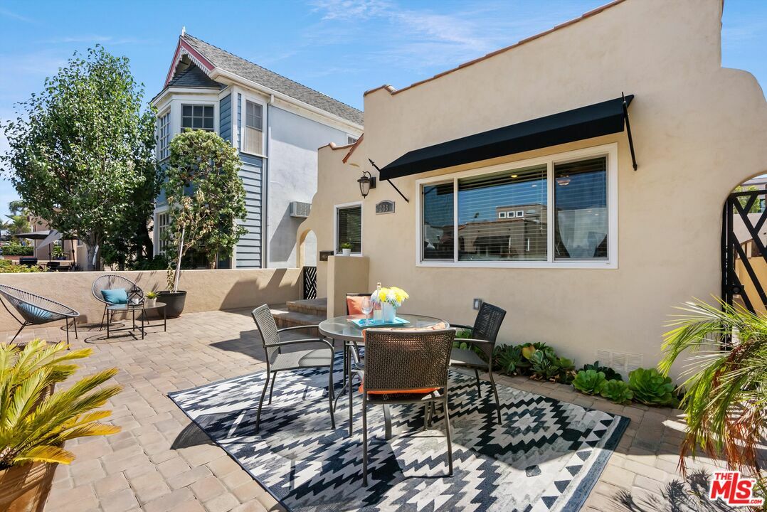 Property Photo:  236 Corona Ave  CA 90803 