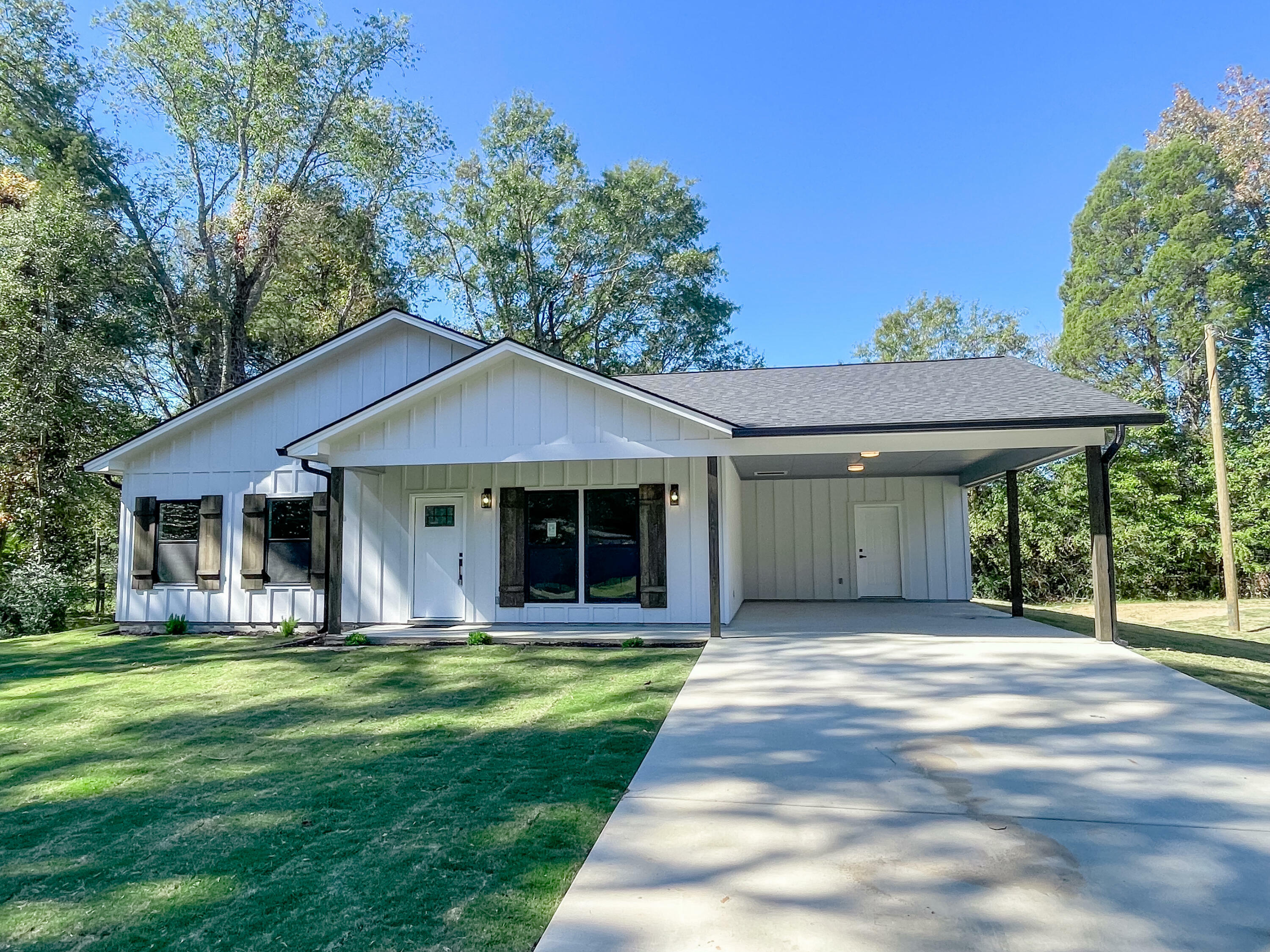 Property Photo: 236 Sylvan Rd MS 39702
