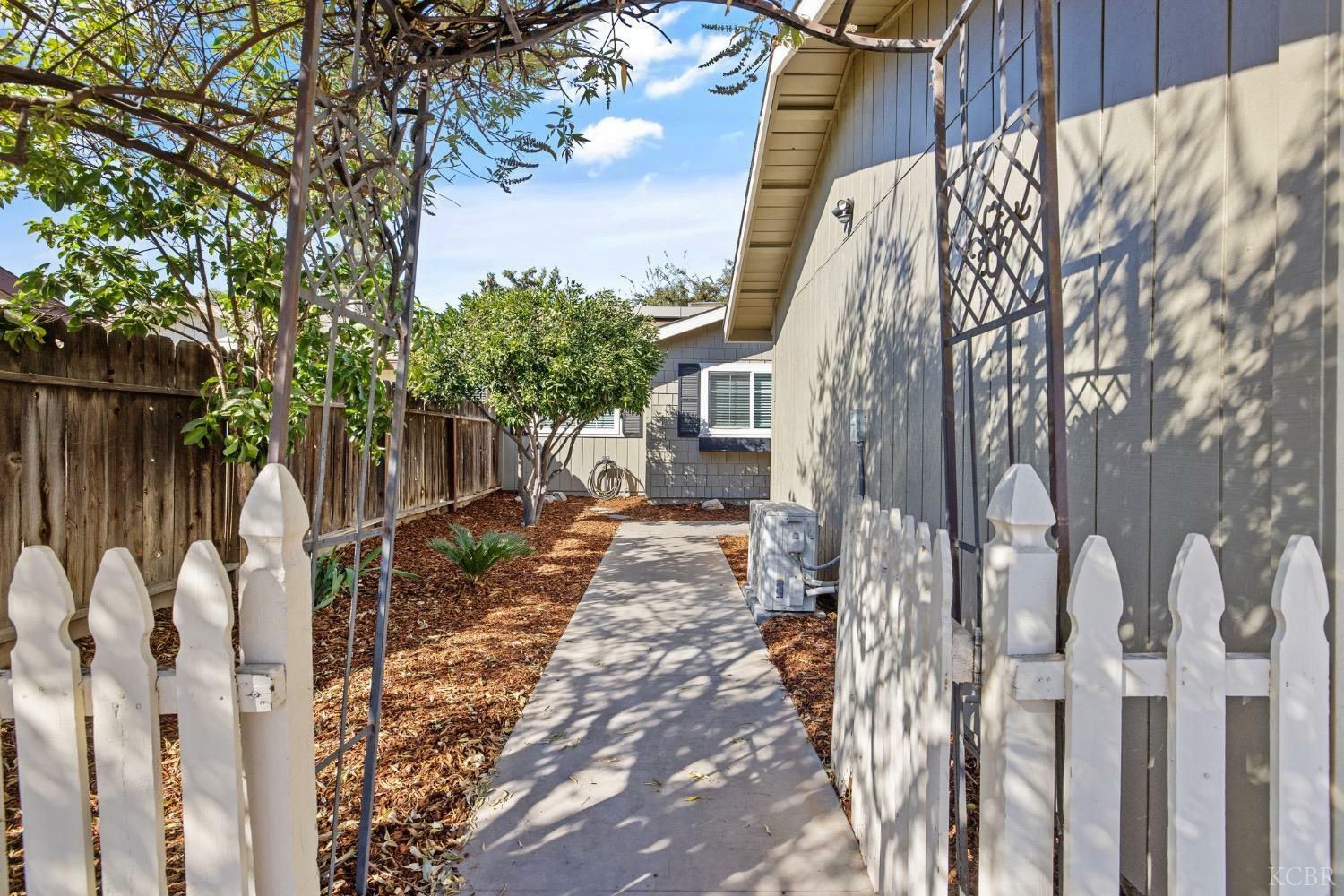 Property Photo:  2546 W Victor Court  CA 93277 