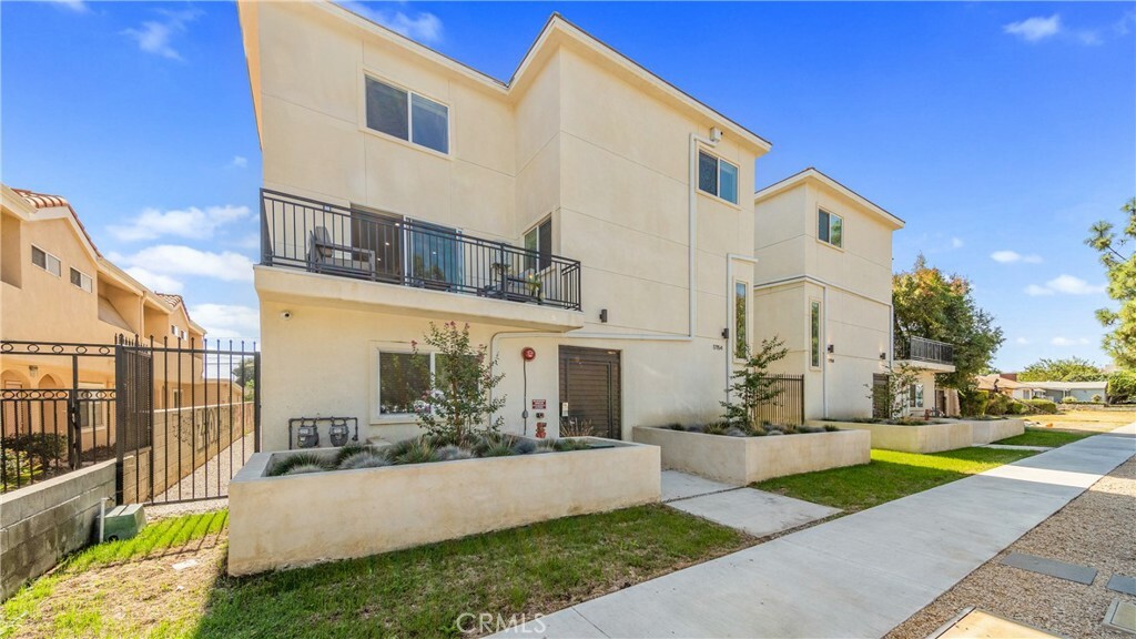 Property Photo:  17154 Chatsworth Street 1  CA 91344 