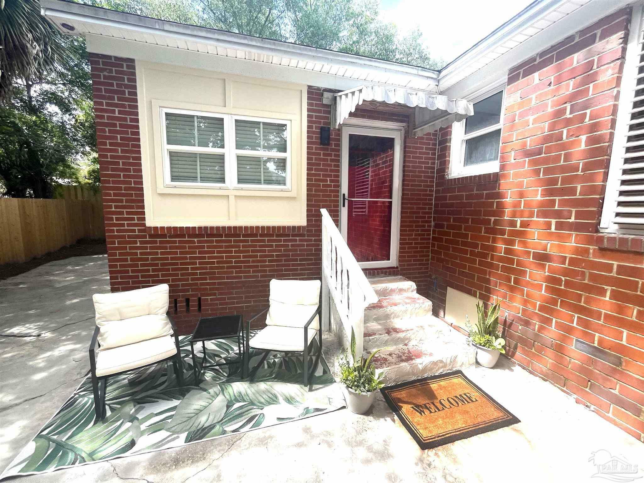 Property Photo:  1119 N Devilliers St  FL 32501 