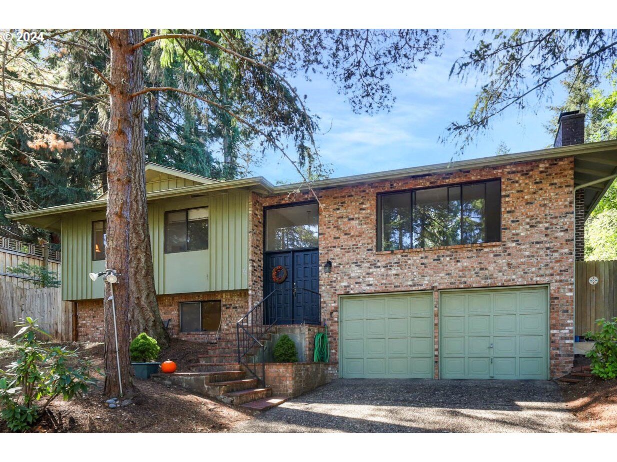 Property Photo: 1100 Brookside Dr OR 97405