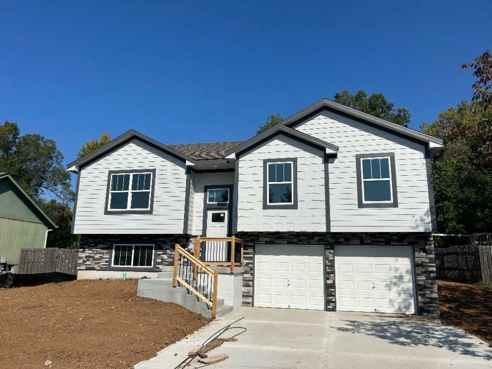 Property Photo: 512 Fairway Road MO 64012