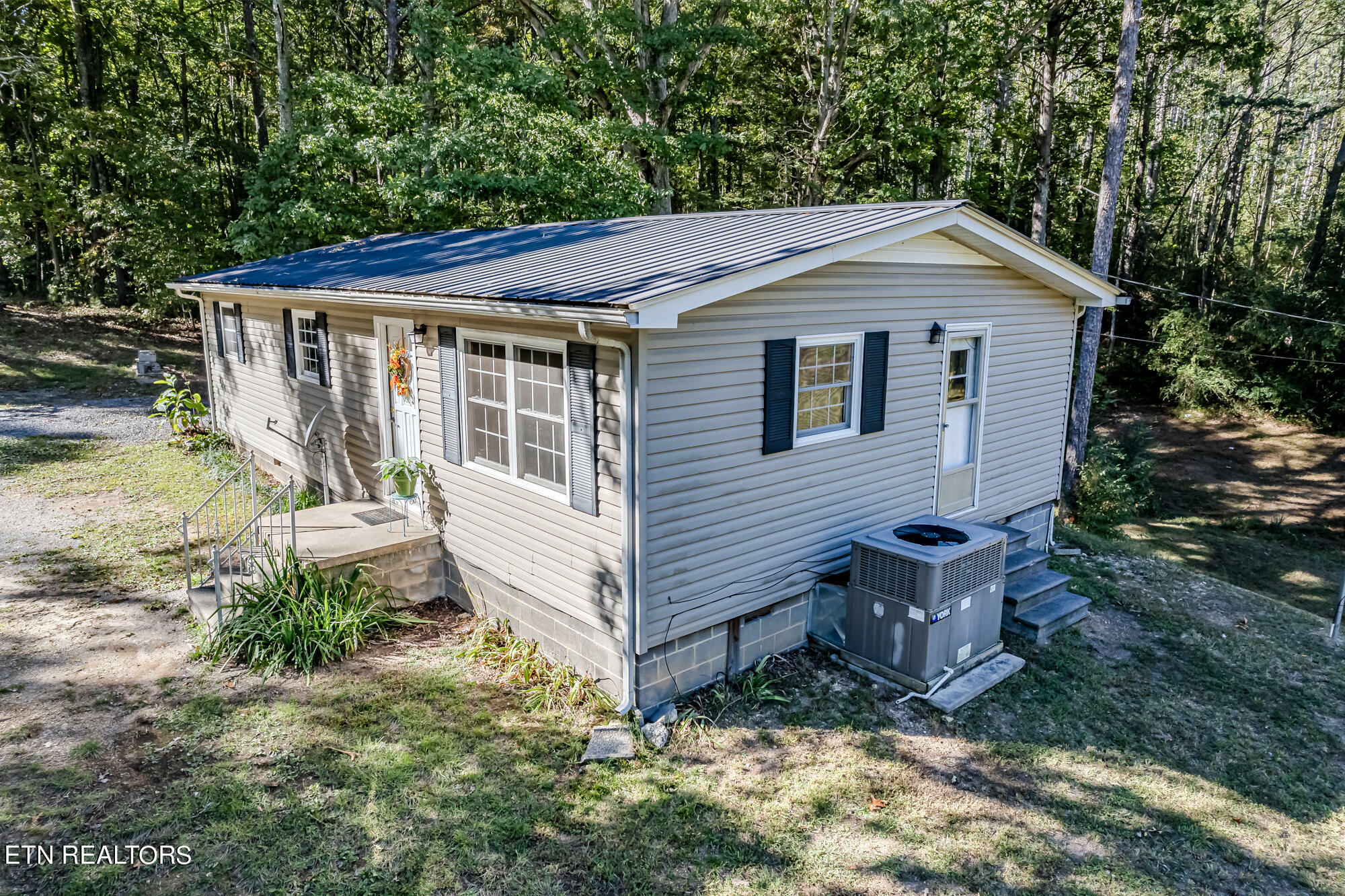 Property Photo:  118 County Road 182  TN 37322 