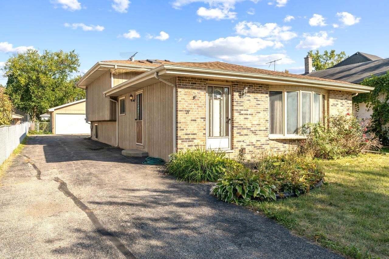 Property Photo: 217 N Glade Avenue IL 60126