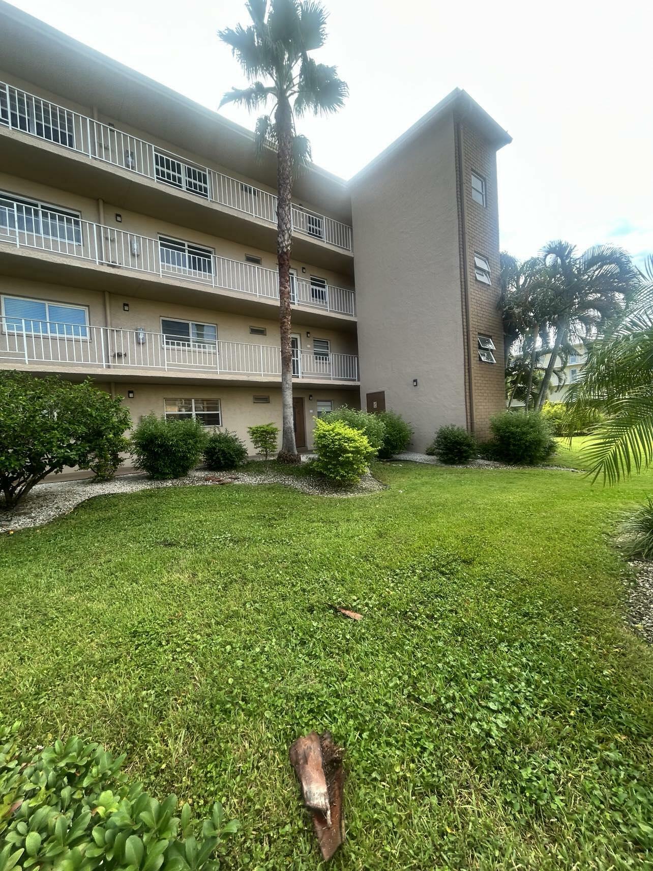 Property Photo:  300 NE 26th Avenue 113  FL 33435 