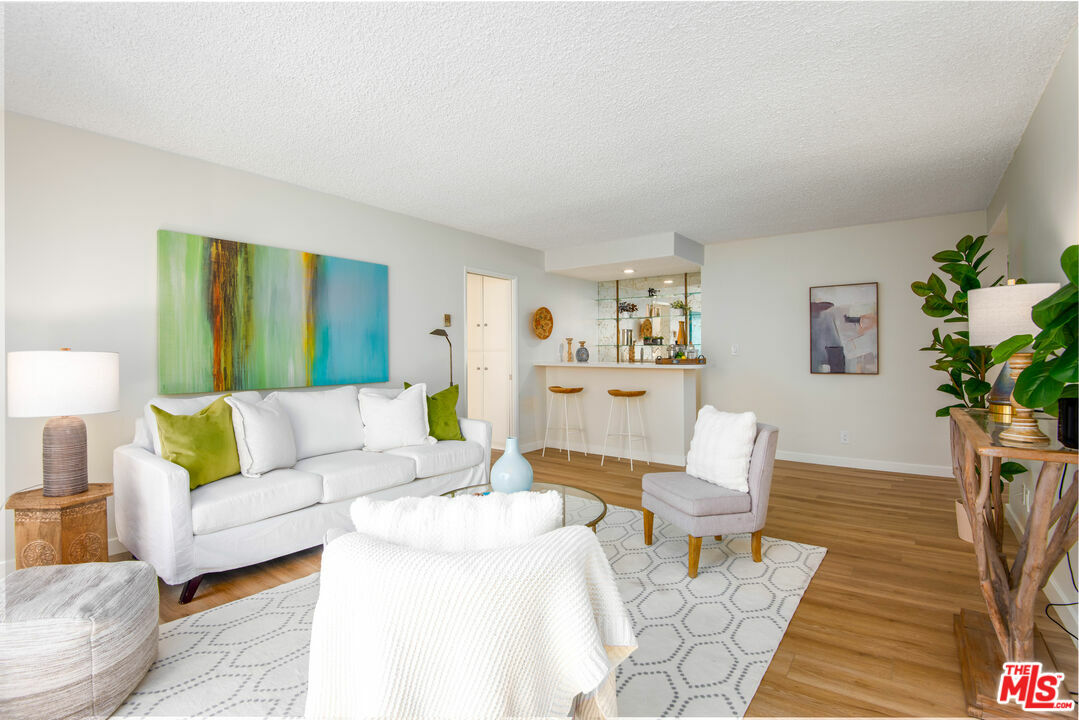 Property Photo: 5600 Kensington Way 206 CA 90230
