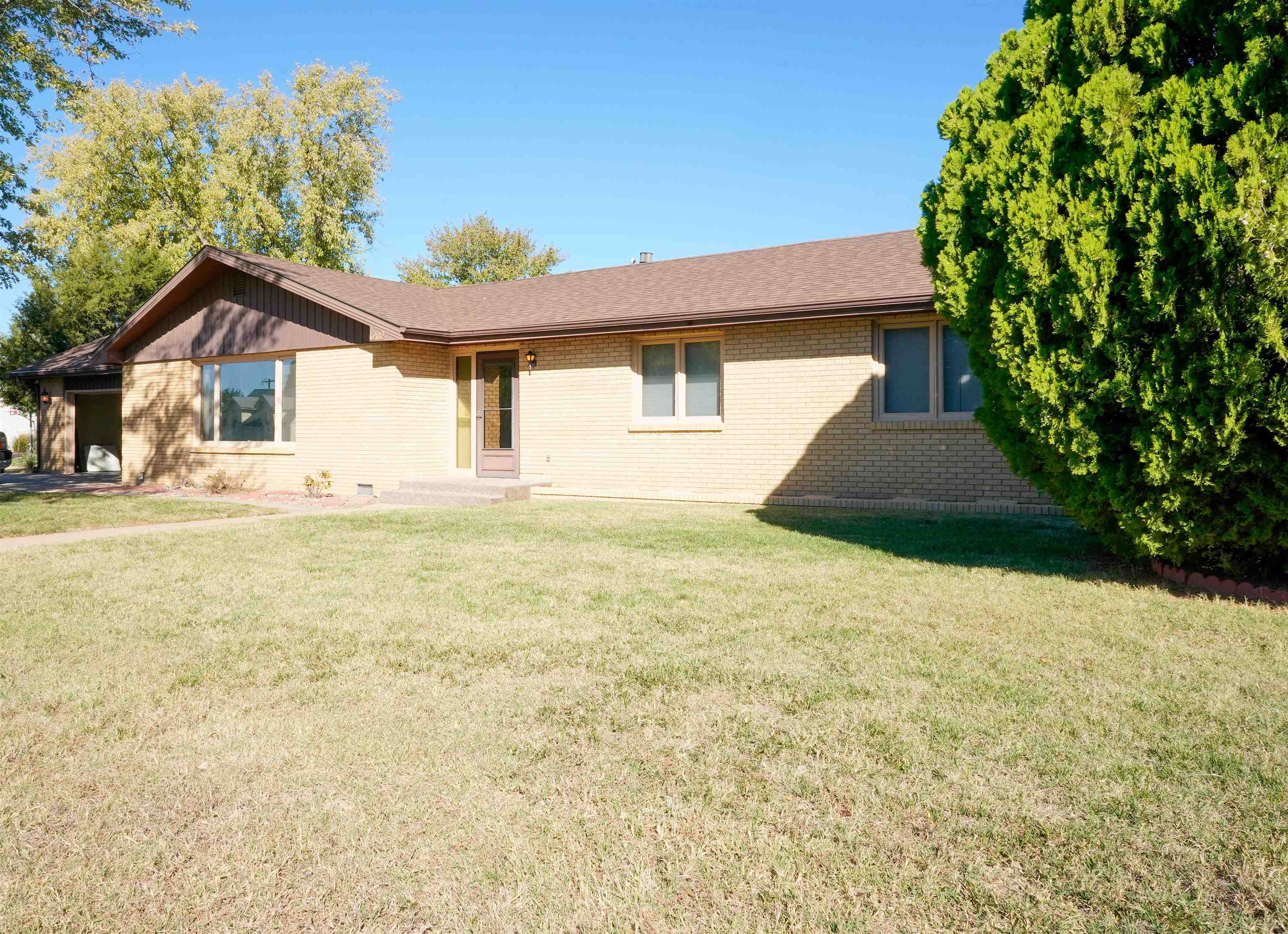 Property Photo:  1202 E 5th St  KS 67124-3015 