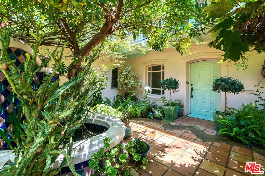 Property Photo:  604  N Arden Dr  CA 90210 