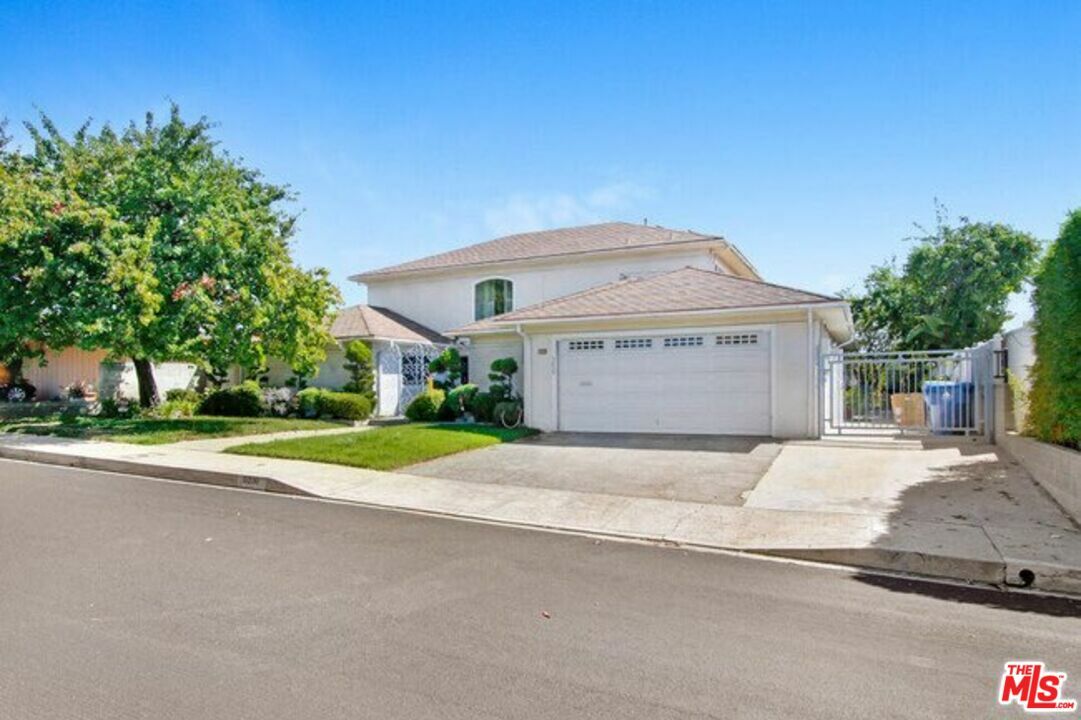 Property Photo:  5230   Los Caballeros Way  CA 90027 