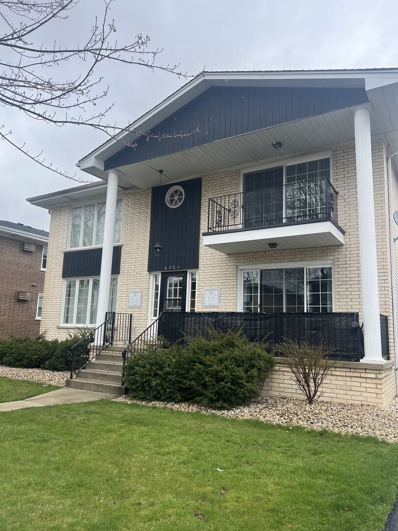 Property Photo: 4521 Maple Avenue 1N IL 60513