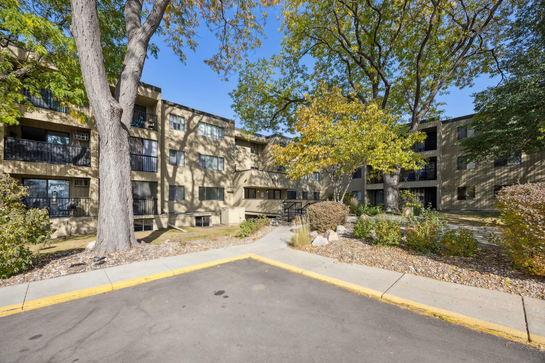 4101 Parklawn Avenue 305  Edina MN 55435 photo