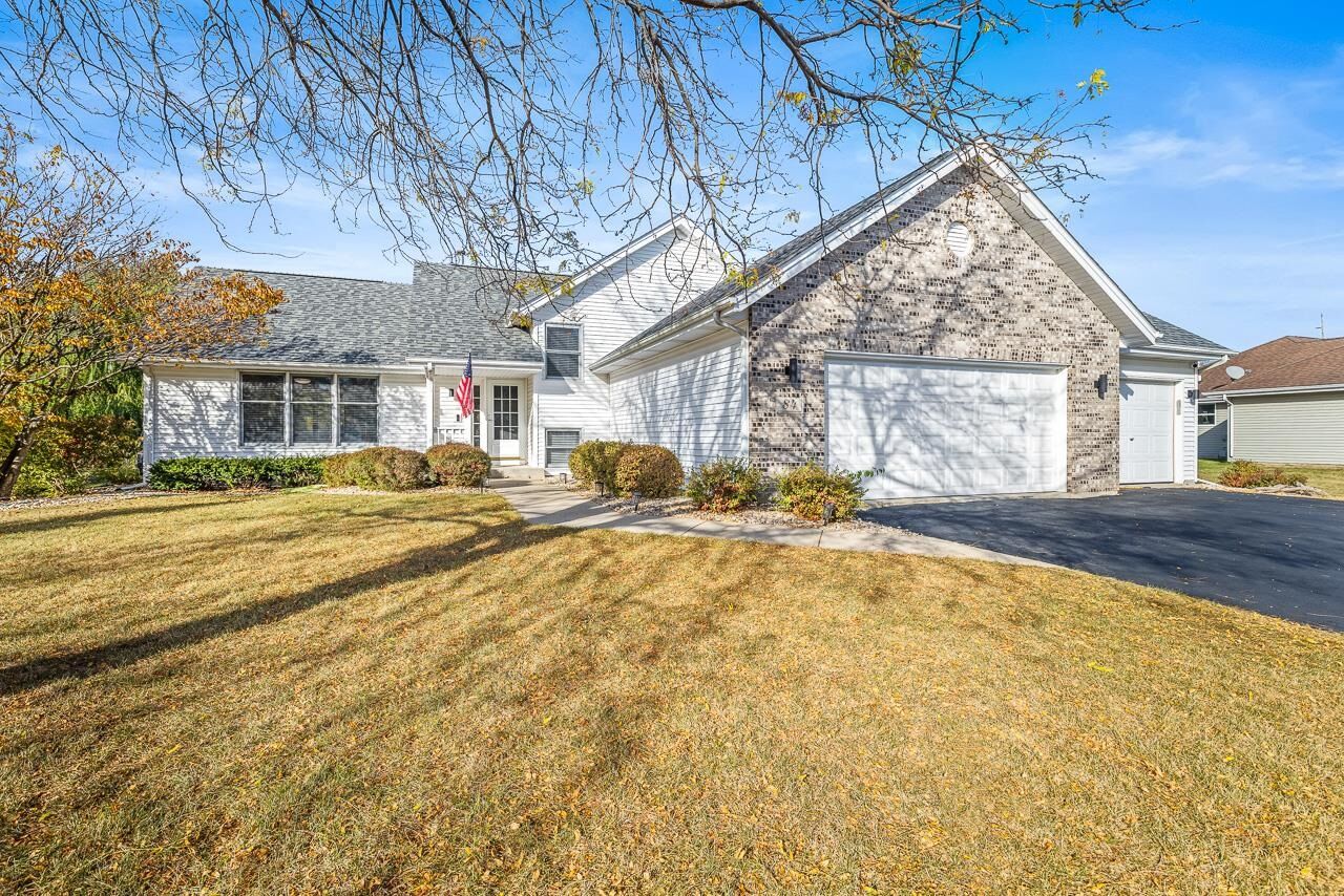 Property Photo: 84 Bristlewood Court IL 61072
