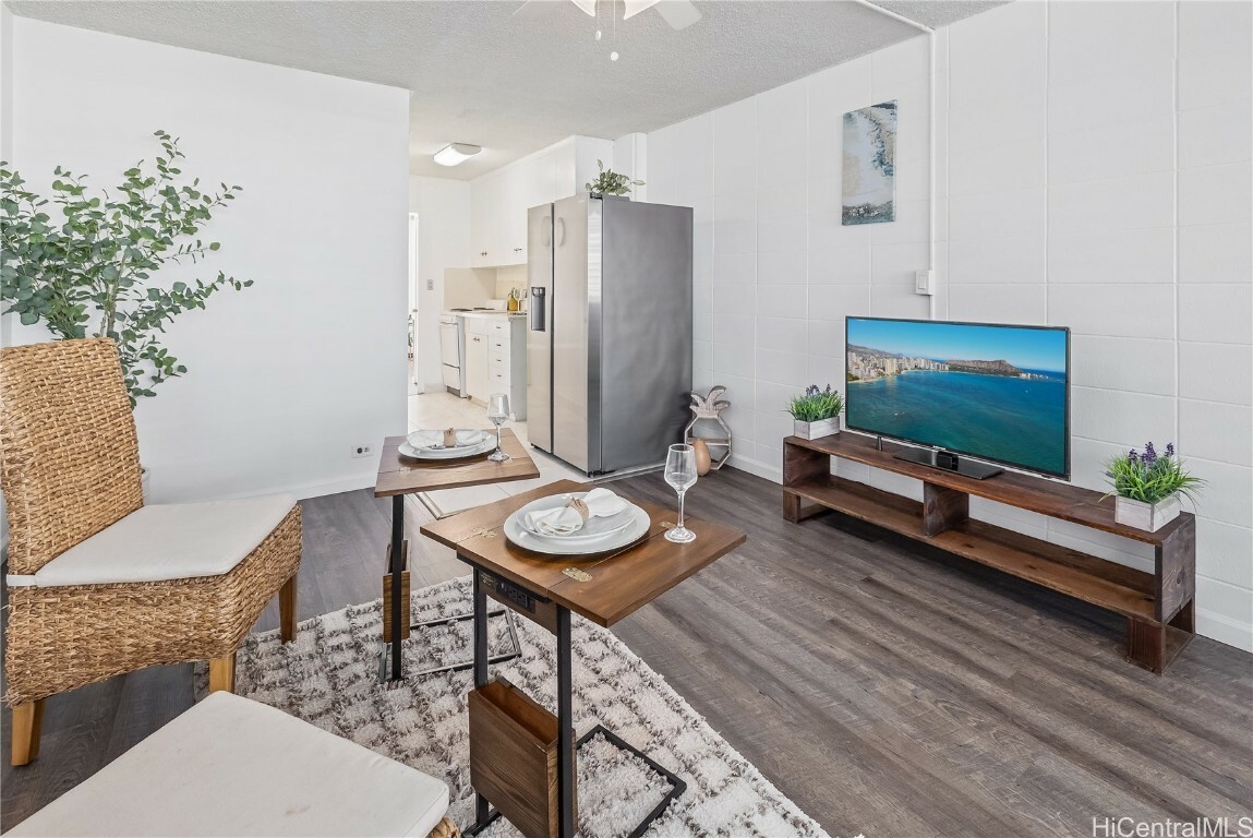 Property Photo: 425 Ena Road 707C HI 96815