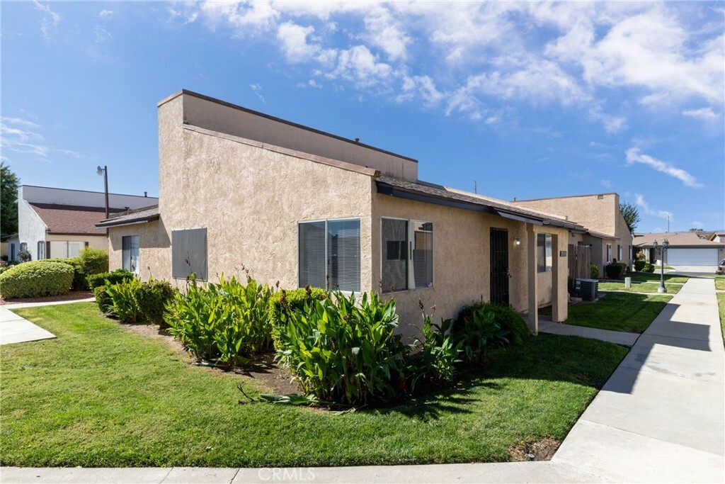 Property Photo:  29198 Murrieta Road  CA 92586 