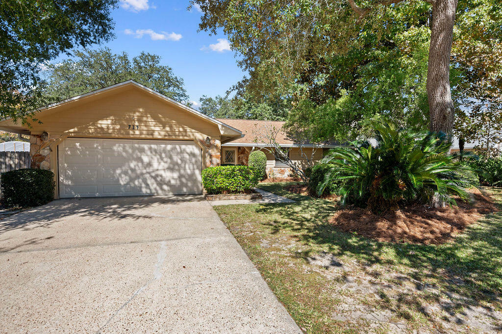 Property Photo:  714 Providence Way  FL 32578 