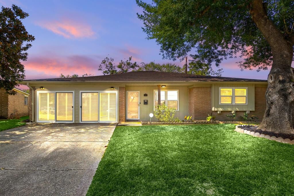 Property Photo:  11830 S Little John Circle  TX 77071 
