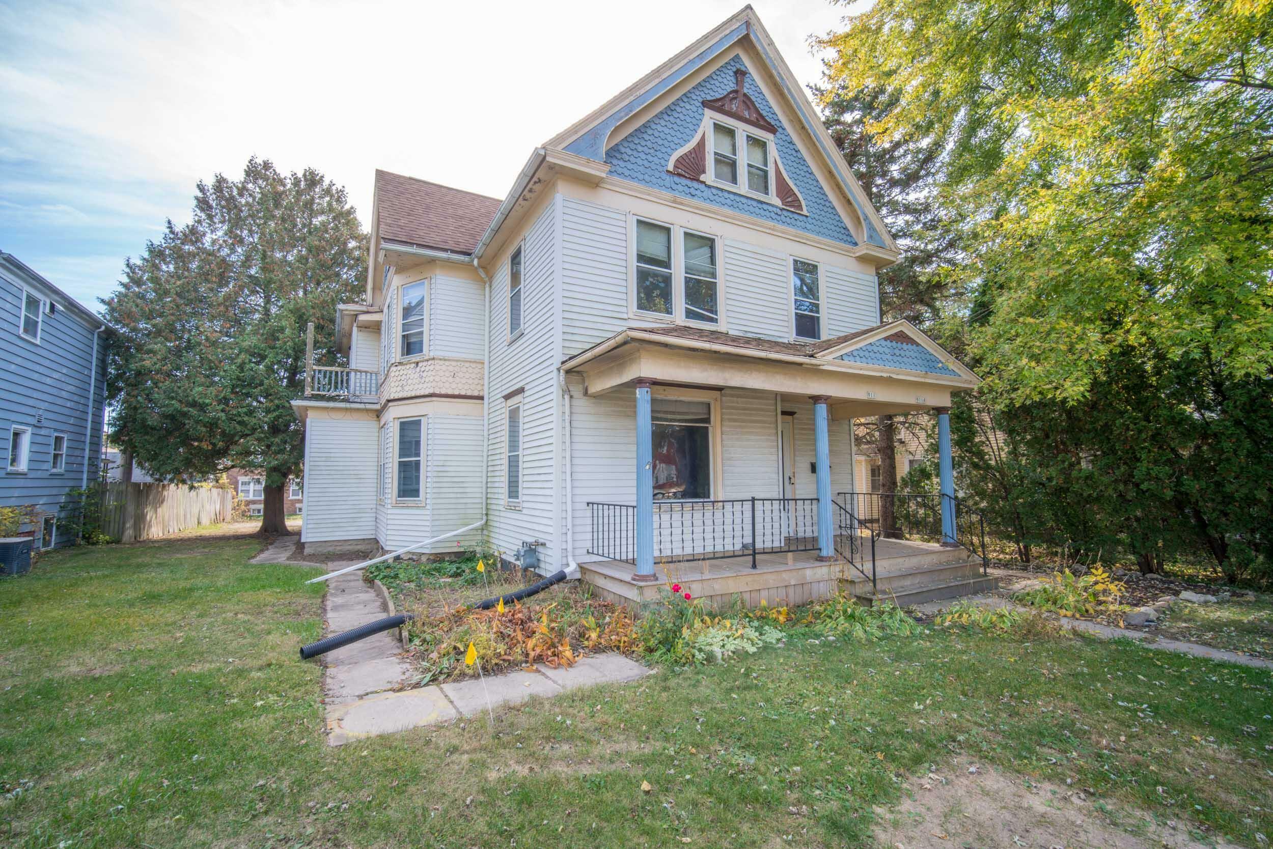 Property Photo:  911 Cedar St  WI 53095 