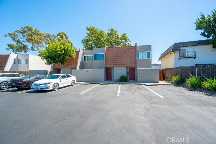 Property Photo:  1527 Royal Way  CA 93405 