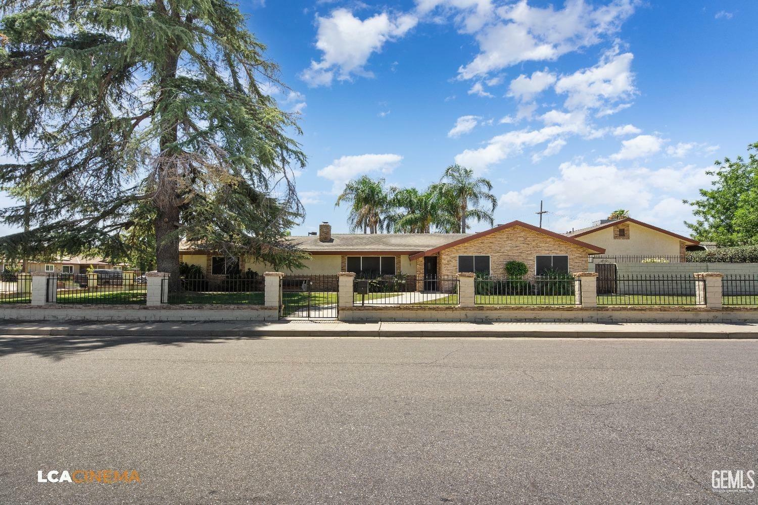 Property Photo:  2613 El Berrendo Avenue  CA 93304 